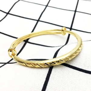 Verstellbares 18K vergoldetes Armband mit diagonaler Gravur für Damen
