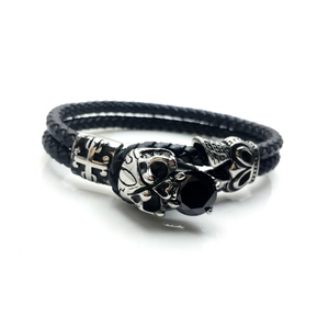 Bracciale gotico in pelle intrecciata con teschio d'argento e gemma nera sfaccettata