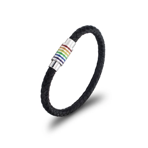 Gros plan d'un bracelet en cuir tressé noir avec fermoir magnétique arc-en-ciel