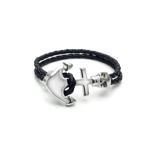 Detail eines zweilagigen Lederarmbands mit Totenkopf- und Ankerverschluss aus Silber