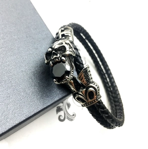 Bracciale gotico in pelle intrecciata nera con teschio argentato, corona e pietra preziosa nera