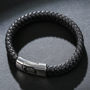 Détail du bracelet en cuir tressé noir pour homme avec fermoir magnétique style vintage
