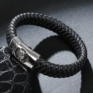 Détail de la gravure hibou sur le bracelet en cuir tressé noir avec fermoir en acier inoxydable