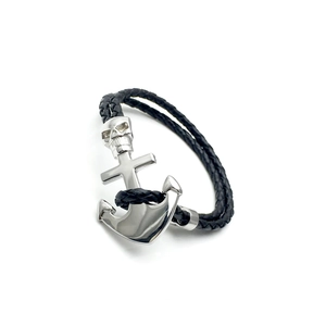 Detail eines nautischen Herrenarmbands aus Leder mit silbernem Totenkopf-Ankerverschluss
