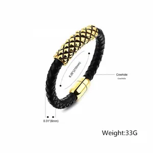 Détail du bracelet tressé en cuir noir pour homme avec fermoir magnétique doré poli
