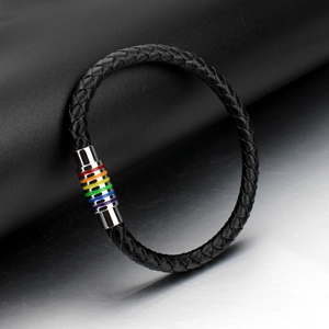 Bracelet tressé en cuir noir avec fermoir magnétique arc-en-ciel sur un socle