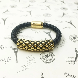 Bracelet en cuir tressé noir avec fermoir magnétique doré gravé de losanges