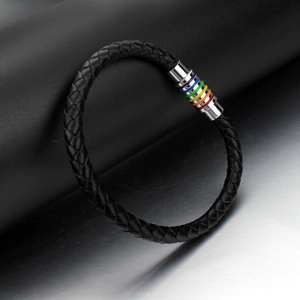 Gros plan du bracelet en cuir tressé noir avec fermoir magnétique arc-en-ciel