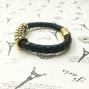 Bracelet pour homme en cuir tressé avec fermoir magnétique doré motif écailles