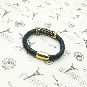 Bracelet pour homme en cuir tressé noir avec fermoir magnétique doré et perle à rivets