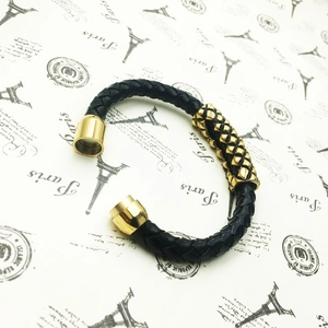 Bracelet tressé pour homme en cuir noir avec fermoir magnétique doré et perle à clous