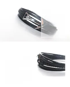 Détail d'un bracelet nautique multicouche avec ancre argentée et cordons noirs tissés