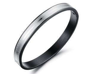 Détail macro du bracelet en acier inoxydable avec motif grec et finition noire mate