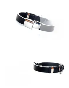 Detail eines minimalistischen schwarzen Lederarmbands mit polierter Metallschnalle