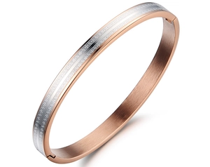 Détail du bracelet bicolore or rose et argent avec motif grec et finition brossée