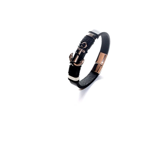Nahaufnahme: Schwarzes Lederarmband mit kupferfarbenem Anker und Metallverschluss