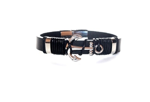 Nahaufnahme des Anker-Anhängers am schwarzen Lederarmband mit Magnetverschluss