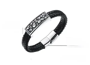Vue détaillée de la plaque tête de mort en acier 316L sur bracelet en cuir tressé noir