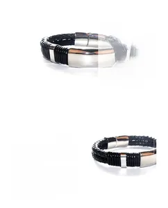 Détail du bracelet en cuir tressé noir pour homme avec fermoir en acier argenté
