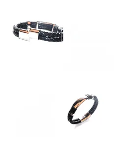Détail du bracelet en cuir tressé noir avec fermoir magnétique argenté et anneaux en métal