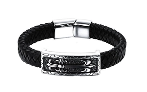 Dettaglio del bracciale in pelle intrecciata con croce retrò e chiusura magnetica