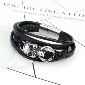 Bracciale punk multistrato in pelle nera con teschio vintage e chiusura magnetica
