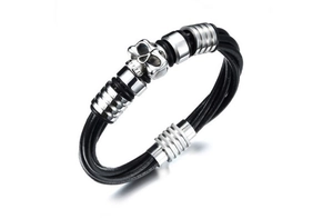 Détail du bracelet en cuir punk avec crâne argenté et anneaux en métal texturé