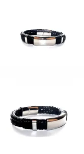 Détail macro du bracelet en cuir tressé pour homme avec une plaque en acier inoxydable poli