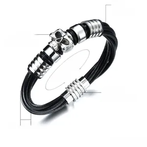 Détail du bracelet punk en cuir avec crâne en acier inoxydable et boucle magnétique