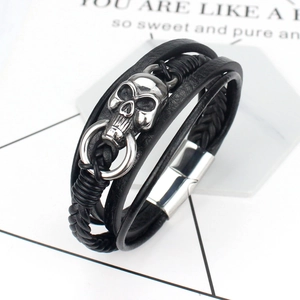 Bracciale multistrato da uomo in pelle nera con teschio d'argento e chiusura magnetica
