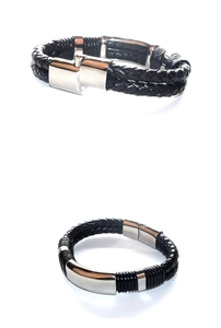 Détail de bracelets en cuir noir tissé avec fermoirs magnétiques en acier argenté