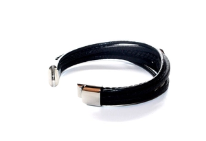 Gros plan du bracelet en cuir noir tressé multicouche avec un fermoir magnétique argenté
