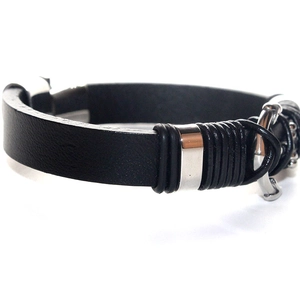 Schwarzes geflochtenes Lederarmband im Punk-Stil mit silberner Ankerschnalle auf Weiß