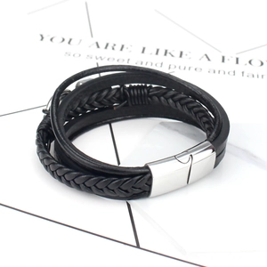 Bracciale multistrato artigianale in pelle intrecciata nera con chiusura magnetica
