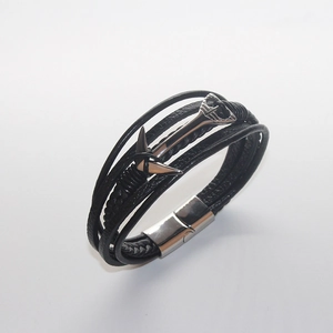Bracelet multicouche en cuir noir style marine avec ancre argentée et fermoir magnétique