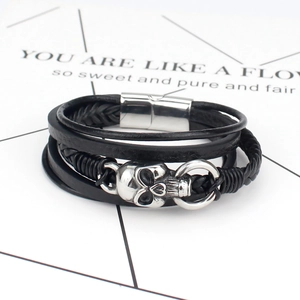 Bracciale multistrato in pelle nera fatto a mano con teschio e chiusura magnetica argento