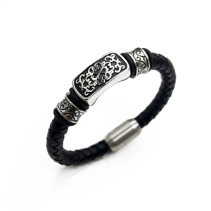 Nahaufnahme des Herren-Lederarmbands mit graviertem Metallelement und Magnetverschluss