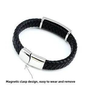 Dettaglio del bracciale in pelle nera intrecciata con chiusura magnetica in argento