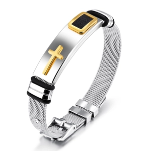 Detail von verstellbarem Titanstahl-Netzarmband mit goldenem Kreuz und Schnallenverschluss