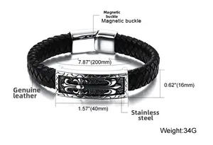 Dettaglio del bracciale da uomo in pelle intrecciata con chiusura magnetica incisa