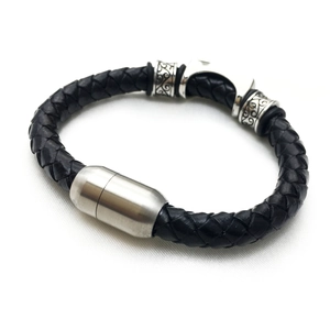 Detailaufnahme des geflochtenen Lederarmbands für Herren mit Metallverzierung
