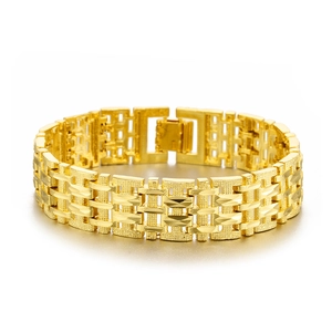 Dettaglio bracciale da uomo placcato oro 18K con trama satinata e maglie geometriche