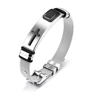 Detail eines verstellbaren Edelstahl-Mesh-Armbands mit schwarzem Kreuz und Leder-Inlay