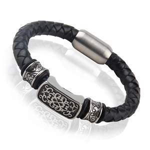 Detailansicht eines schwarzen Lederarmbands mit gravierten Edelstahlelementen