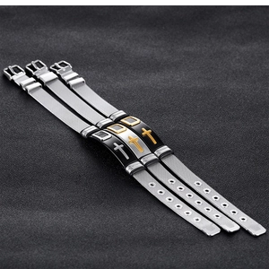 Detail von verstellbaren Titanstahl-Mesh-Armbändern mit Kreuzmuster in drei Metallic-Farben