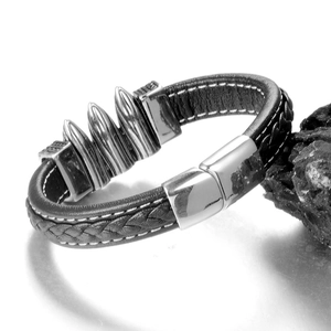 Dettaglio del bracciale punk da uomo in pelle con ciondoli a proiettile e cuciture