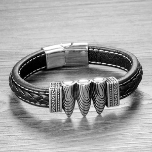 Dettaglio del bracciale punk in pelle da uomo con ciondoli a proiettile e chiusura magnetica