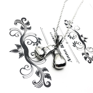 Collier avec pendentif gants de boxe pour homme en acier inoxydable sur carte décorative