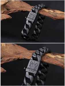 Détail du bracelet punk en titane noir mat avec boucle gothique crâne et flammes