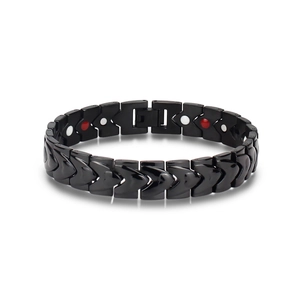 Vue détaillée du bracelet magnétique en titane noir montrant les inserts intérieurs